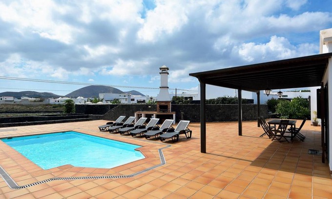 San Bartolome Villa | Villa Campesina Deluxe with Private Pool Tomaren