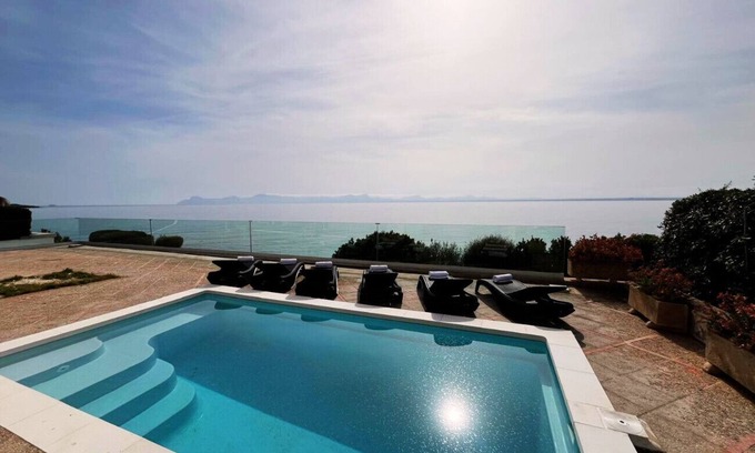 Alcanada Ski Chalet | Villa Can Torrens seafront house in Alcudia