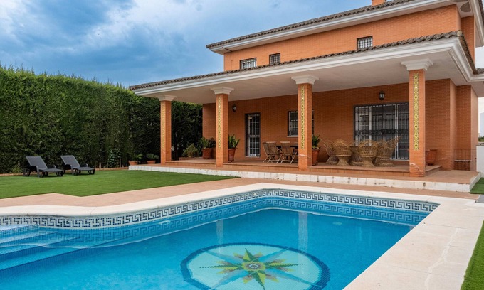 Bormujos Villa | Villa 'Candeleria Sol y Piscina' with Private Pool, Wi-Fi and Air Conditioning