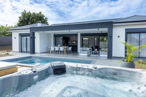 Damencourt Villa | Villa CANELLE FWI 4 Étoiles piscine jacuzzi beach surf