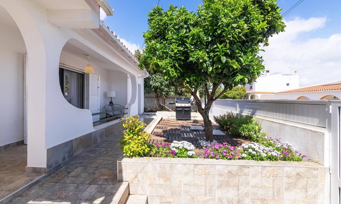 Portimao Villa | Villa 'Casa Das Laranjeiras - Portimao' with Mountain View, Private Garden and Wi-Fi