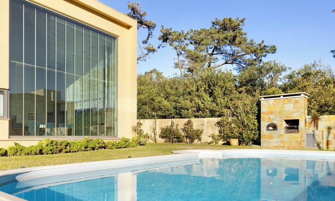 Esposende Villa | Villa 'Casa Dos Pinheiros' with Private Pool, Wi-Fi and Air Conditioning