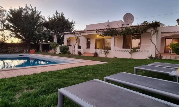 Alfeicao Villa | Villa 'Casa Florencia' with Wi-Fi and Air Conditioning