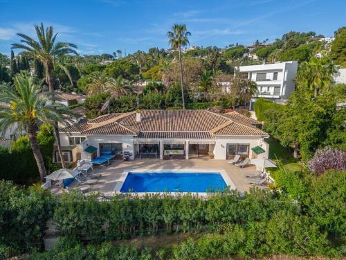 Nueva Andalucia Villa | Villa Casa La Concha - Luxury 6 bedroom Villa in Marbella, Beautiful Mountain View, Heated Swimming Pool, 15min walk to Puerto Banus Beaches, Sleeps up to 12