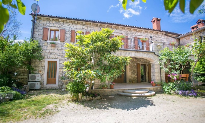 Jakovici Villa | Villa Casa Mendula by Villas Guide