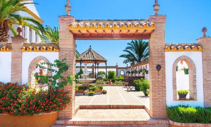 Lora Del Rio Villa | Villa "Casa Rural Hacienda Nueva" with Private Pool, Private Garden & Wi-Fi