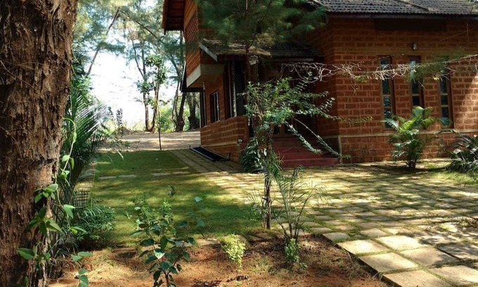 Hireguthi Villa | Villa Casuarina, near beach in sprawling grove