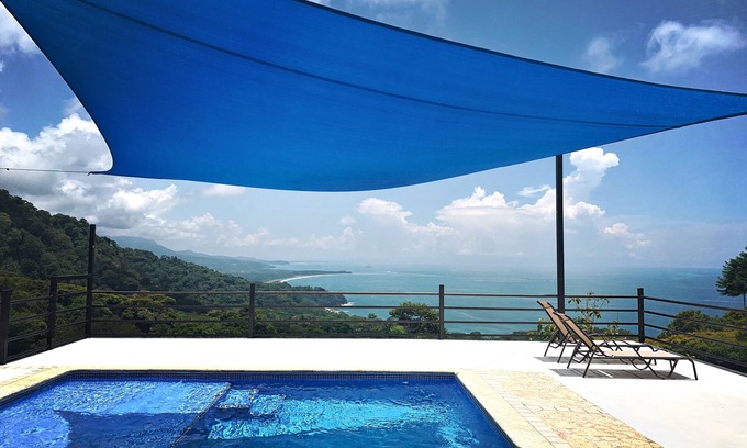 Dominical Villa | Villa Chill : 260-Acre Private Jungle : Escaleras