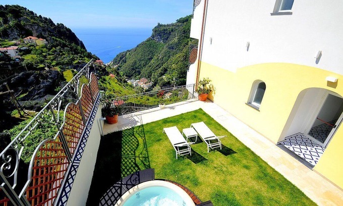 Pontone House | Villa Clarice A, fully refundable with voucher*: A bright and sunny apartment in a quiet position, located on a hillside above the sea, with Free WI-FI.