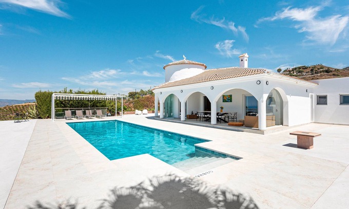 Rio Velez Villa | Villa 'Clery Algarrobo' with sea views, Wi-Fi and air conditioning