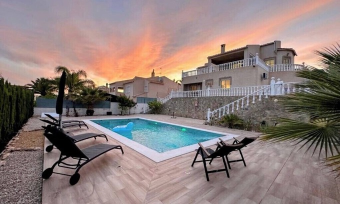 Elche Villa | Villa close to beaches, restaurants and all amenities, Alicante region.