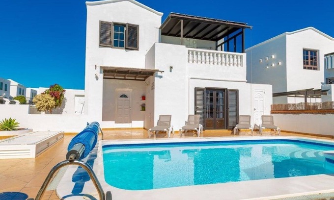 Puerto del Carmen Villa | Villa Colonia, Fabulous Luxury Villa 5 min beach, skyTV, h/pool, BBQ & more!