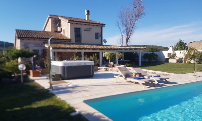 Uri Villa | Villa con Piscina Privata e Jacuzzi esterna idromassaggio.