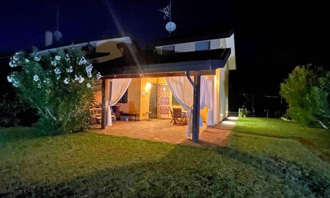 Isola Albarella Villa | Villa con porticato sul prato