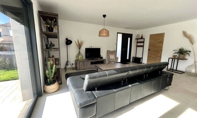 Fabregues Villa | Villa Confortable Avec Piscine et Jardin Proche de la mer et de Montpellier