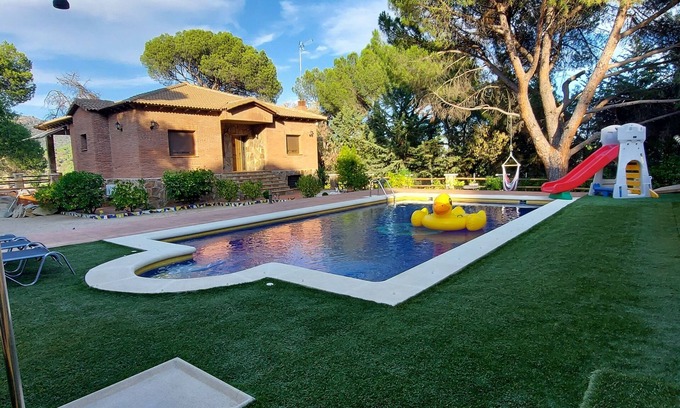 San Martin de Valdeiglesias Cottage | Villa Costa Madrid with private pool and views of the reservoir, up to 10 people.