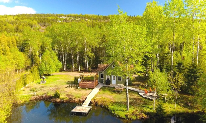 Saint-Simon Ski Chalet | Villa De L'Épervier, Watherfront. Between sea and mountains. Private Hot tube.