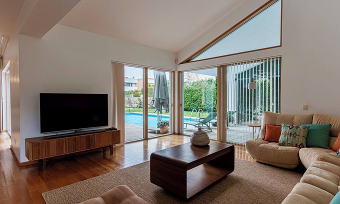 Sao Pedro de Penaferrim Villa | Villa da Penha by refuge® holiday homes
