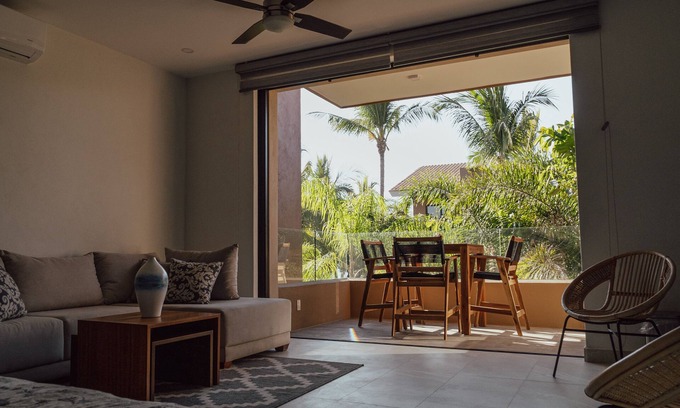 San Francisco Apartment | Villa Dahlia, Luxury Studio, steps from the beach!