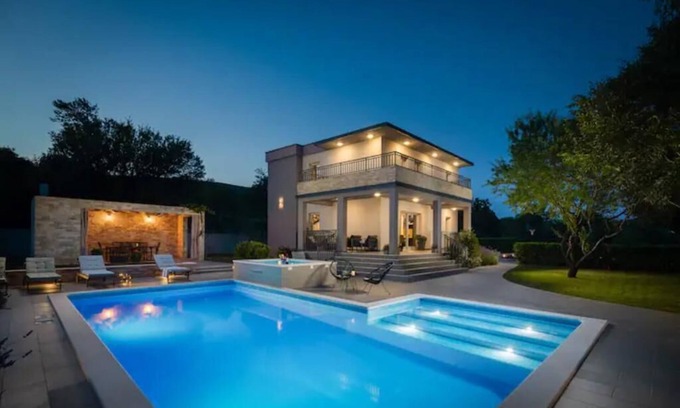 Dicmo Villa | Villa Dali – Private Pool & Jacuzzi, Near Split
