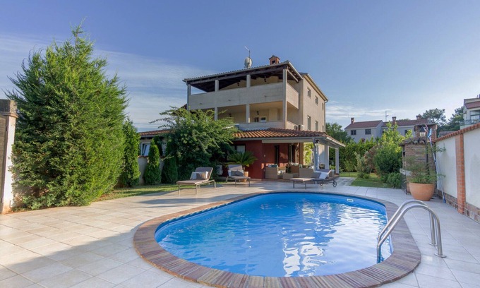 Valdebek Villa | Villa Dana near the beach and the center of the town 6+2