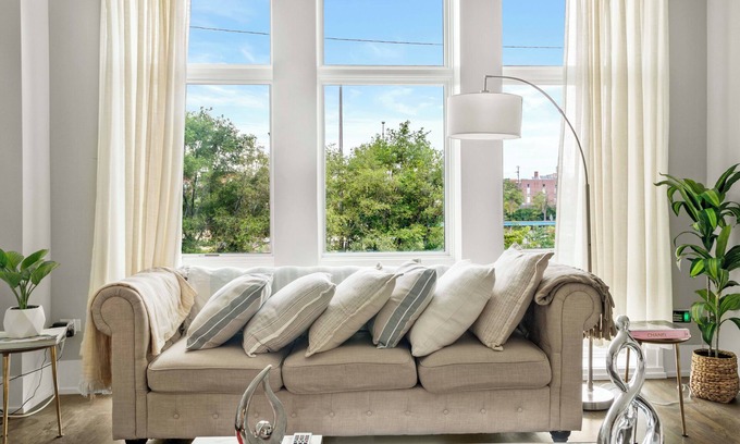 Tri-Taylor Apartment | Villa de Bonita Near Downtown Chicago