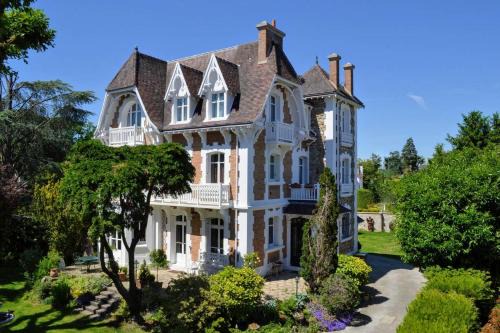 Le Celle-Saint-Cloud Villa | Villa de caractère 8 à 15p, 350 m2 - 15 mn Paris, 10 mn Versailles