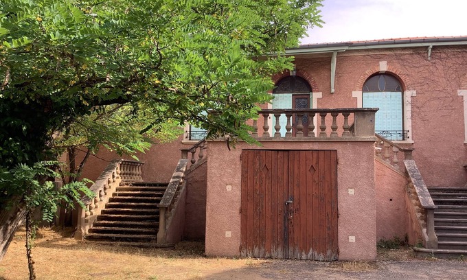 La Tour-de-Salvagny House | Villa de Charme Rétro Avec Jardin Ombragé Dans le Centre de La Tour de Salvagny