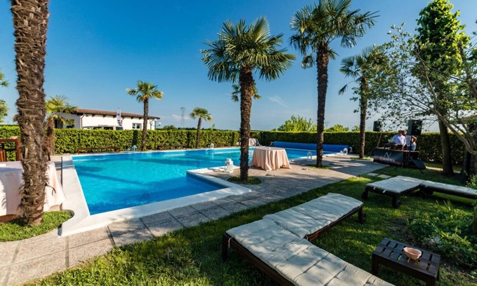 Mezzano Villa | VILLA DE LA REINA