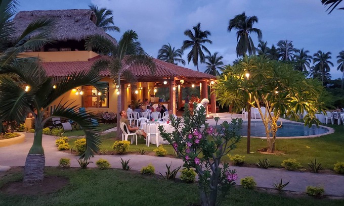 Saladita House | VILLA DE LOS MANGOS @ WORLD CLASS SURF BREAK PLAYA LA SALADITA