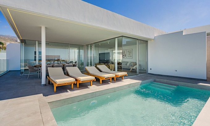 Armenime Villa | Villa de Lujo con Piscina Climatizada y Vistas Espectaculares al mar