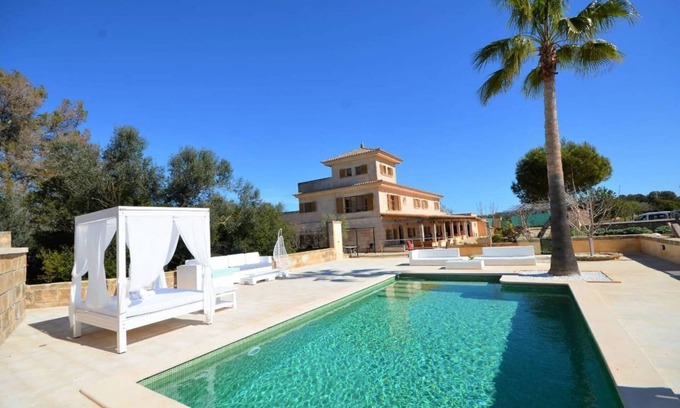 Son Antem Villa | Villa de Lujo con Campo de Voley Privado
