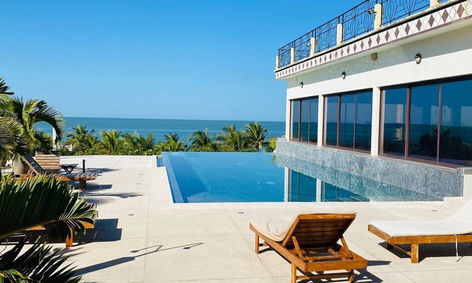Cap Skirring Villa | Villa de luxe 3 CH, jardin tropical, bord de plage et piscine commune