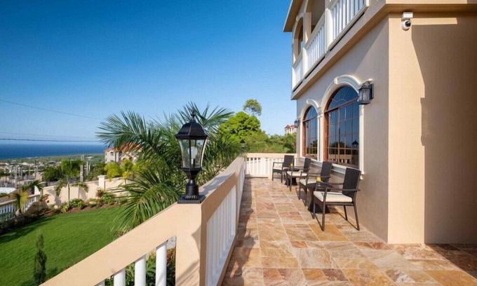 Discovery Bay Villa | Villa De-Luxe Paradise