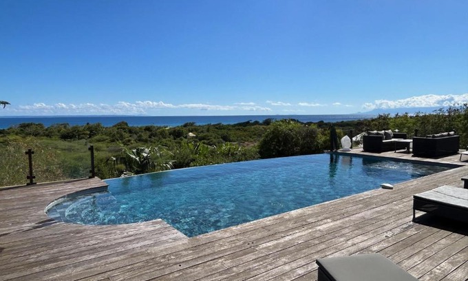 Saint-Francois Villa | Villa Deluxe l'Hacienda Villa vue mer 180 piscine jacuzzi proche plage marina golf pointe des châteaux et casino jardin clos voyage durable