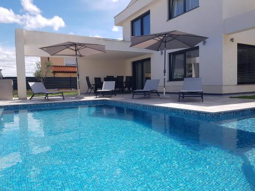 Kastel Villa | Villa Dorina