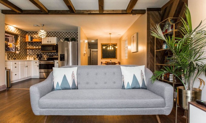Bronzeville Apartment | Villa Dubois 3 Bedroom Suite - 1