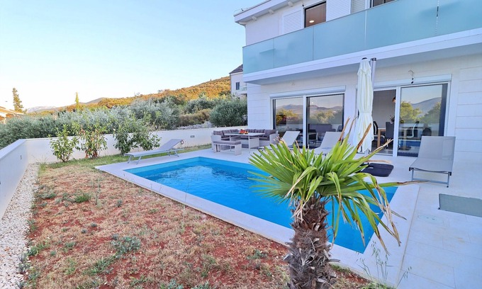 Drace Villa | Villa E & D - Four-Bedroom Villa with Pool and Patio - VIlla D