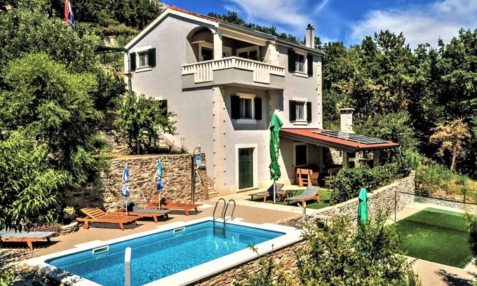 Omis Villa | Villa Eagle, isolated piece of your own paradise, heated pool, badminton court