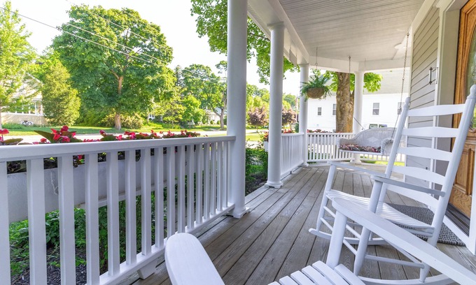 Harbor Springs House | Villa East - Main Street! 4BDR 3.5BATH - Sleeps 10!