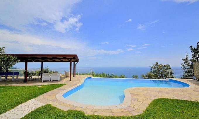 Salerno House | Villa Eichi: A welcoming apartment that is part of a villa in a quiet position, located on a hillside above the sea, with Free WI-FI.