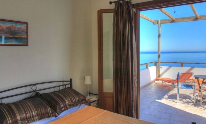 Mochlos Apartment | Villa Eirene Spacious apartment with sea view in small village.