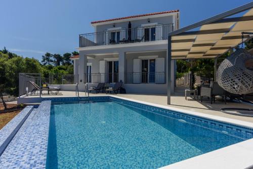 Antipata Villa | VILLA EKTAMA