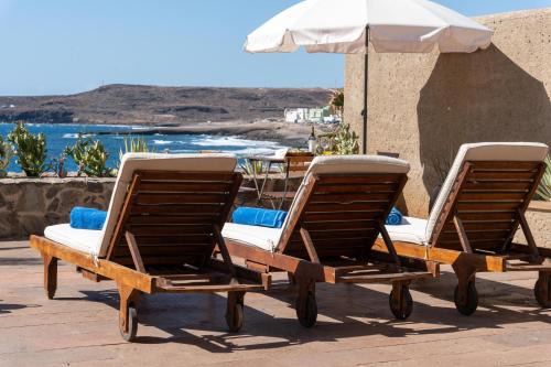 Poris de Abona Apartment | Villa El Olivo - first line with direct access to the beach