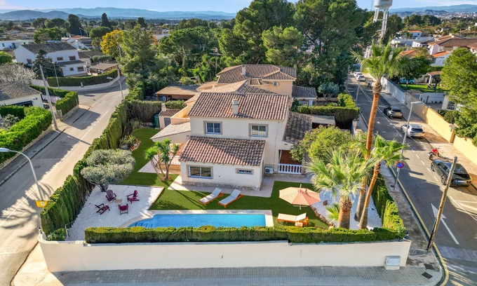 L'Eliana Villa | Villa Elia : Cinema : Gym : KidsRoom : Pool & BBQ