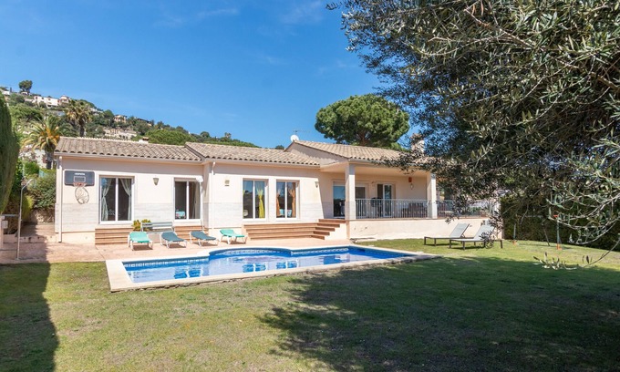 Calonge Villa | Villa "Elodia" with Garden, Terrace, Pool & Wi-Fi