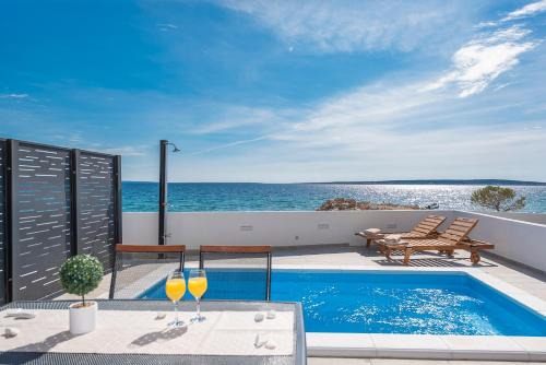Kolan Apartment | Villa Eni Beachfront apartment with pool