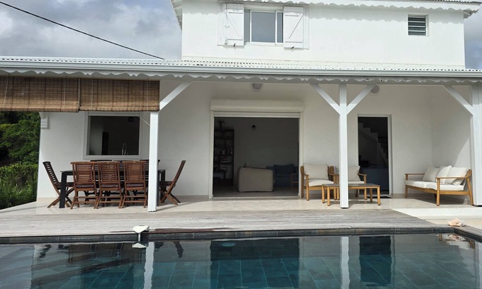 Petit-Bourg Villa | Villa Entièrement Rénovée Située au Centre Avec une Très Très Belle vue sur mer
