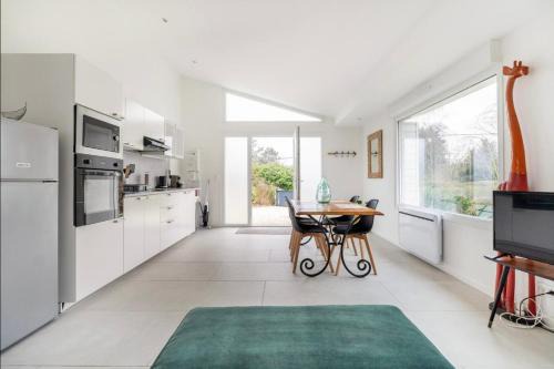 Halluin Villa | Villa entourée de verdure avec parking privé