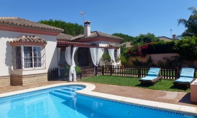 Chiclana de la Frontera Villa | Villa with beautiful exterior near the beach